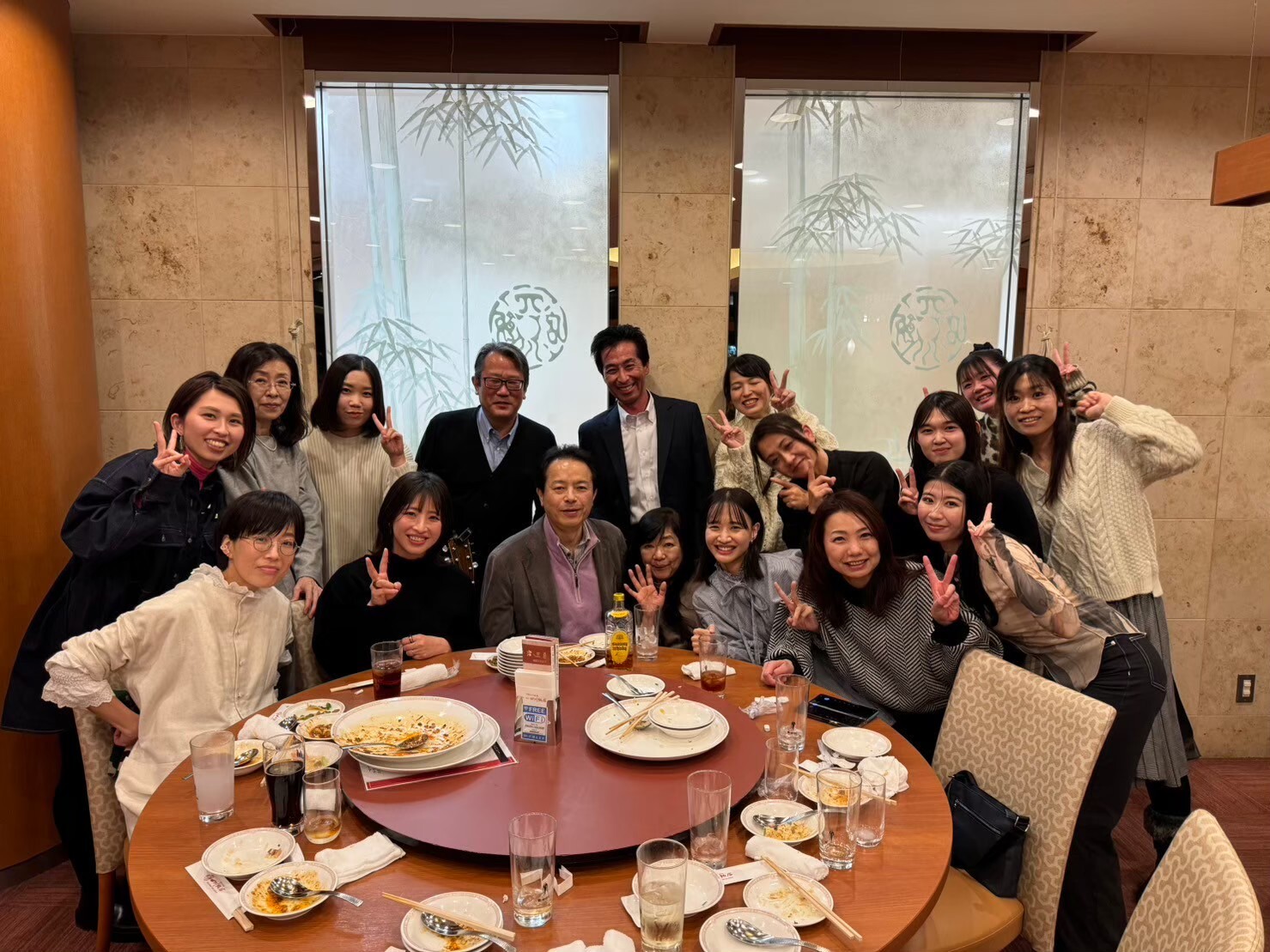 松山市のたてまつ眼科クリニックのスタッフが忘年会で親睦を深めている様子。明るくチームワークの良い職場環境。