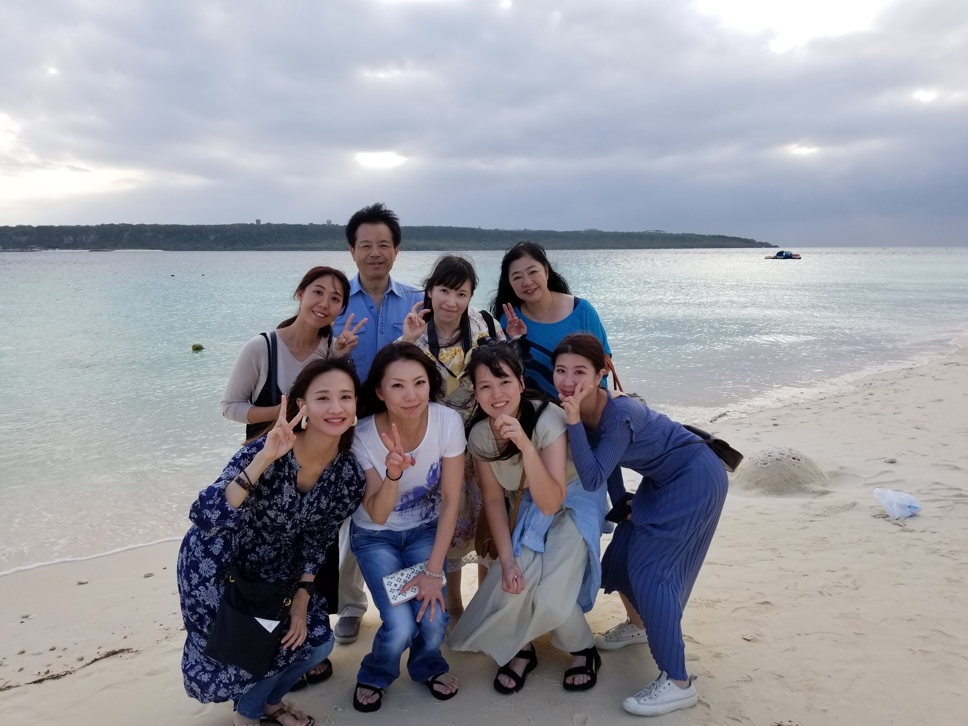 松山市のたてまつ眼科クリニックのスタッフが忘年会で親睦を深めている様子。明るくチームワークの良い職場環境。